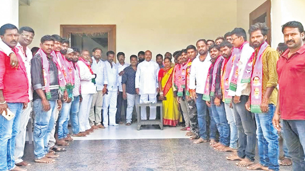 బీఆర్‌ఎస్‌లోకి క్యూ