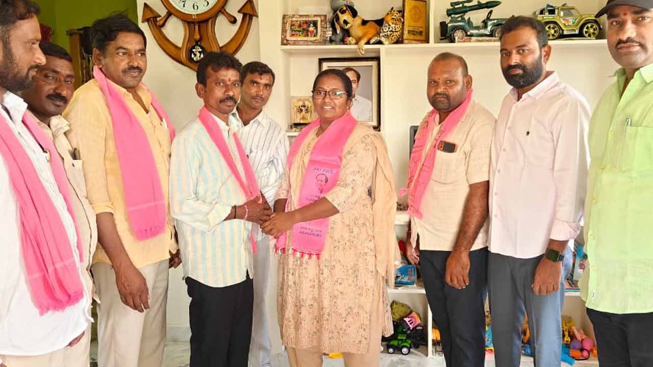 Mulugu | కొత్తగూడలో కాంగ్రెస్‌కు ఎదురుదెబ్బ‌.. సీత‌క్క ద్వంద్వ వైఖ‌రితో బీఆర్ఎస్‌లో చేరిన‌ స‌ర్పంచ్, ఉప స‌ర్పంచ్