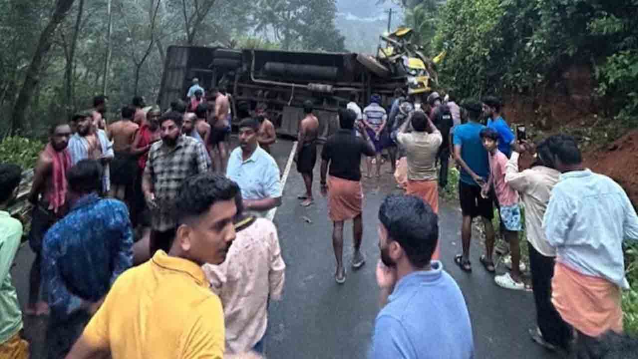 bus overturns | శబరిమల వెళ్తున్న బస్సు బోల్తా.. 17 మంది భక్తులకు గాయాలు