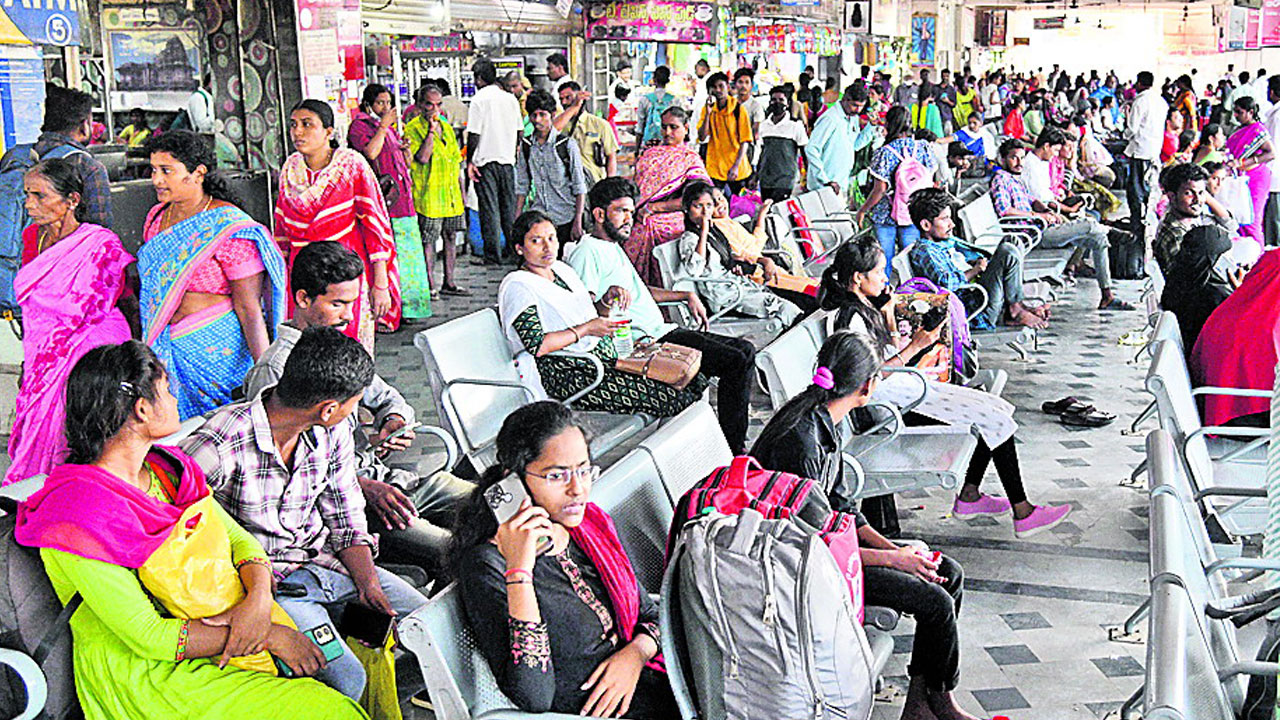 బస్‌స్టేషన్లలో దసరా రష్‌