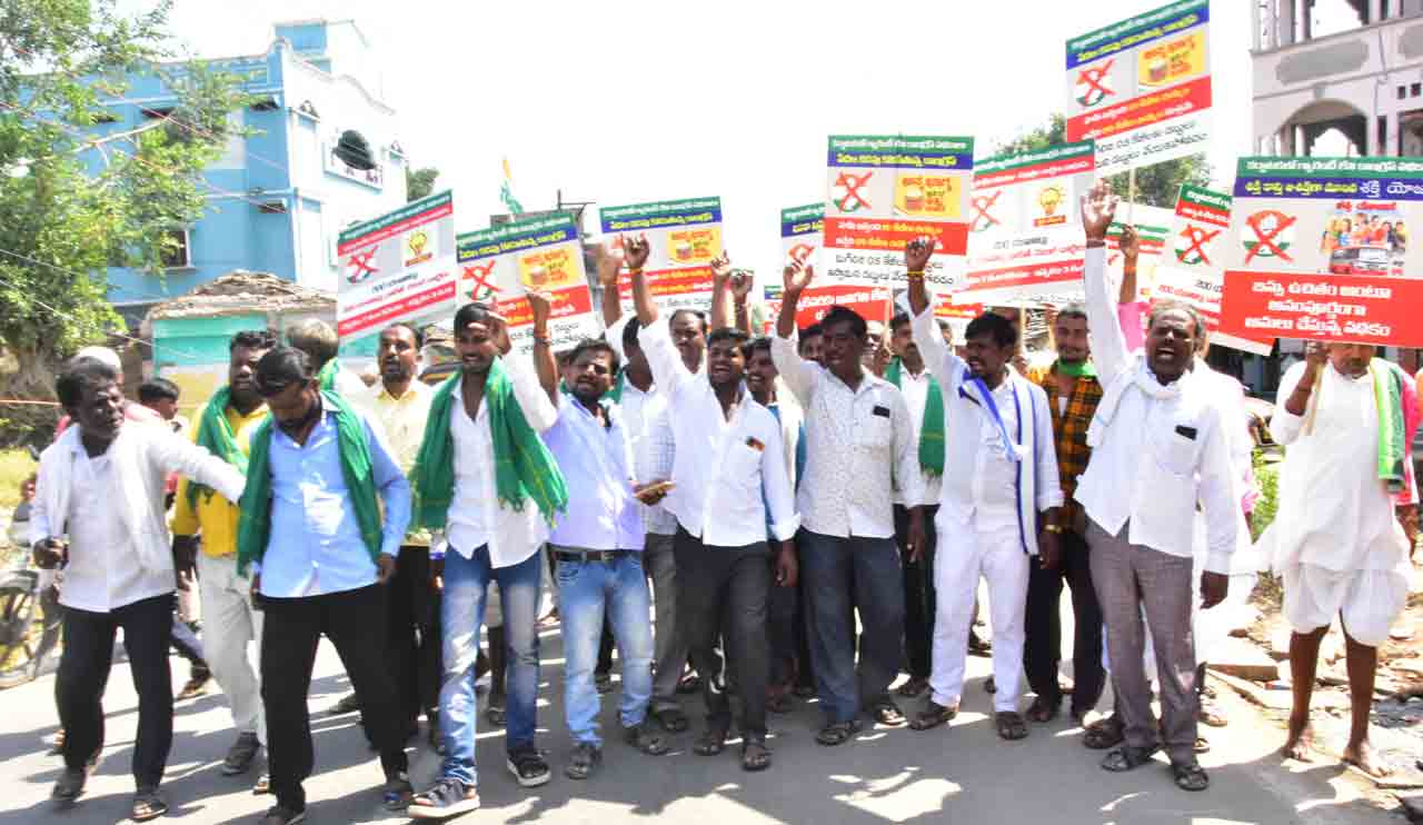 Congress | కాంగ్రెస్‌కు ఓటేస్తే నిండా మునుగుడు ఖాయం.. మేం పడుతున్న గోస మీకొద్దు: కర్ణాటక రైతులు