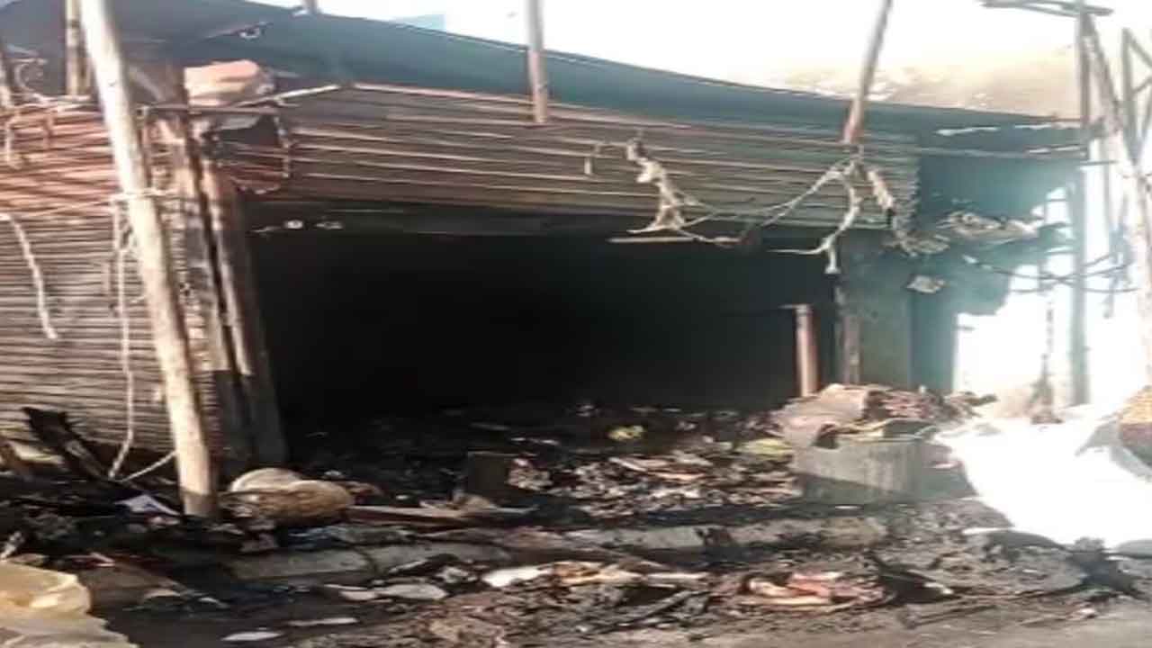 Cigarette | యువతులు సిగరెట్లు కాలుస్తున్నారని కేఫ్‌కు నిప్పుపెట్టిన 70 ఏండ్ల వృద్ధుడు