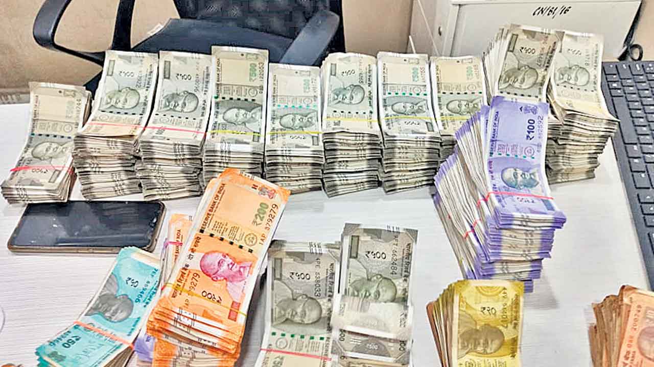 చందానగర్‌లో రూ.28,09,519 నగదు పట్టివేత