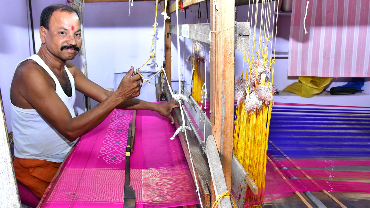 Telangana | మరమగ్గాలకు జవసత్వం.. చేనేతకు చేయూత.. తెలంగాణ రాకముందు వచ్చిన తర్వాత నేతన్నల బతుకులో వచ్చిన మార్పు ఇదీ!