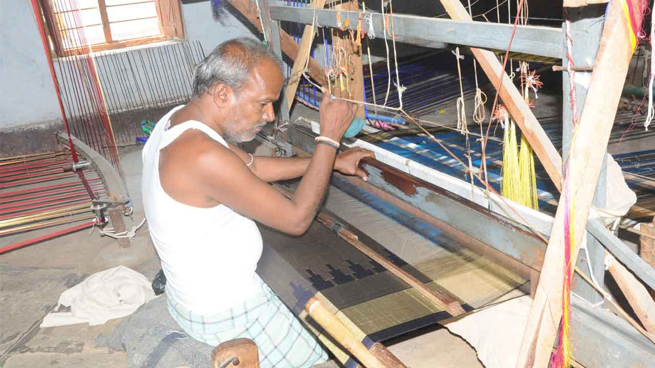 చేనేతపై కేంద్రం కాఠిన్యం