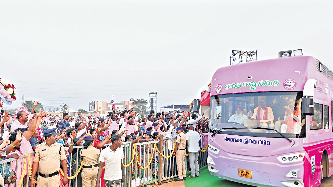 BRS |  ప్రజలను ఆకట్టుకుంటున్న బీఆర్‌ఎస్‌ ఎన్నికల ప్రచార రథం..