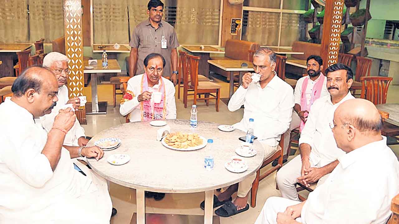 పొన్నాల వద్ద ఆగి.. టీ తాగి