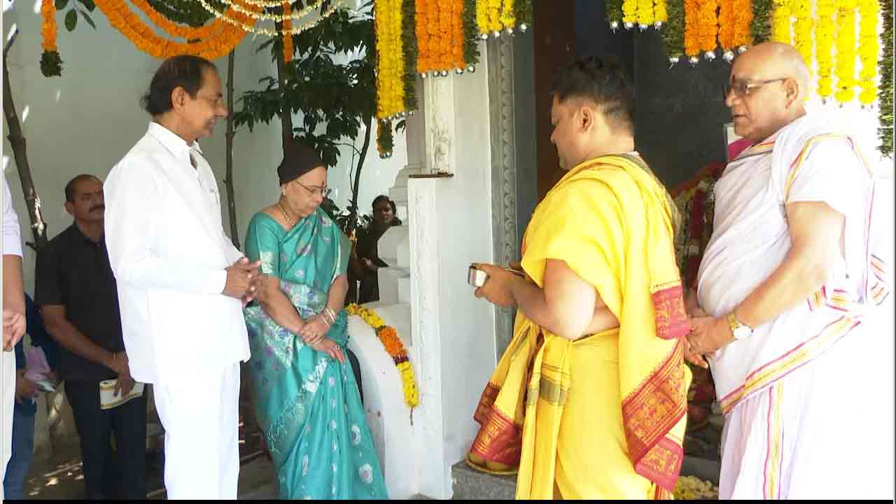 CM KCR | ప్రగతి భవన్‌లో ఘనంగా దసరా వేడుకలు.. శ‌మీ, వాహ‌న‌, ఆయుధ పూజ‌లో పాల్గొన్న సీఎం కేసీఆర్