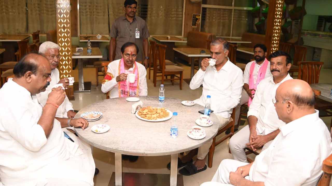 CM KCR | దాబాలో చాయ్ తాగిన సీఎం కేసీఆర్..