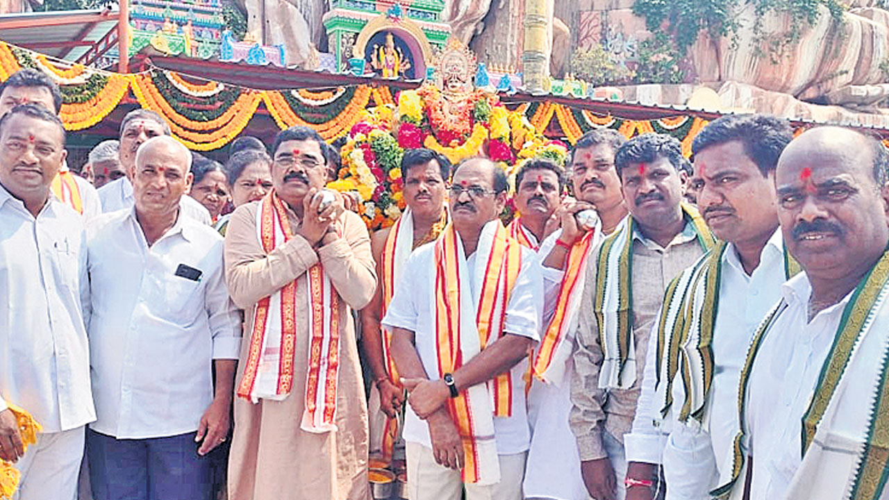 ఏడుపాయల్లో నవరాత్రోత్సవాలు ప్రారంభం