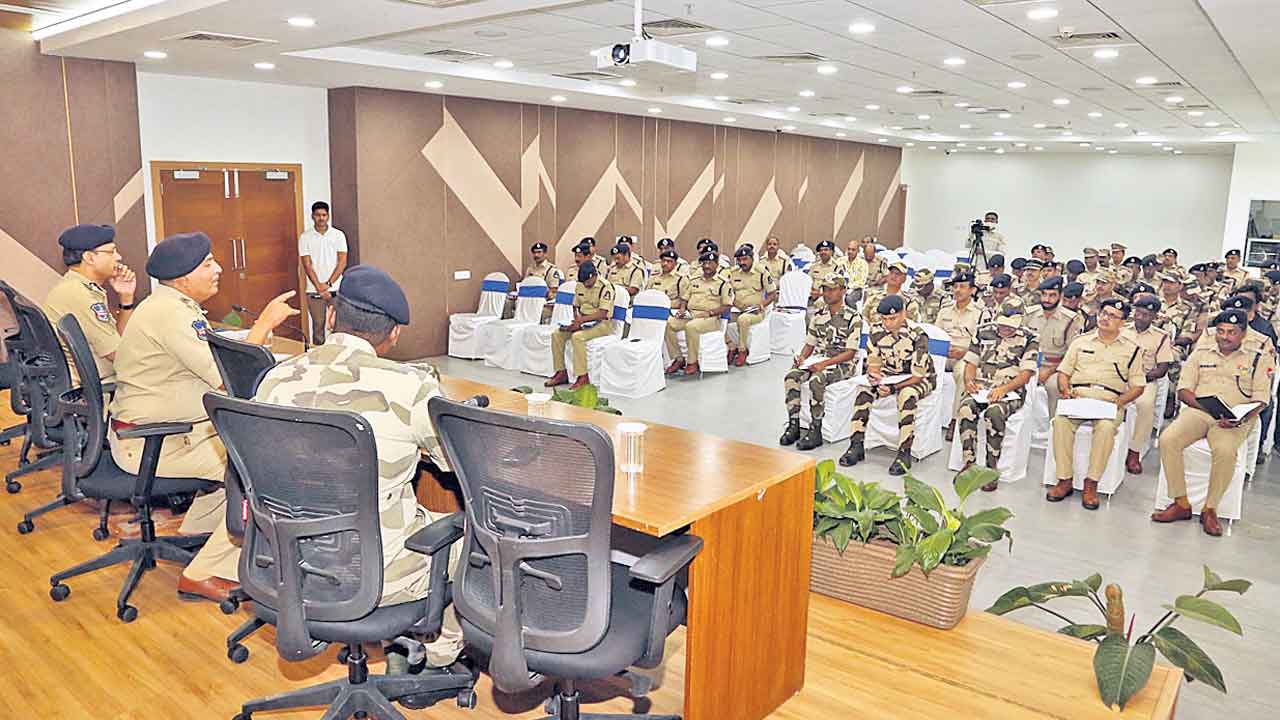 తనిఖీల పేరుతో.. సామాన్యులను ఇబ్బంది పెట్టకండి