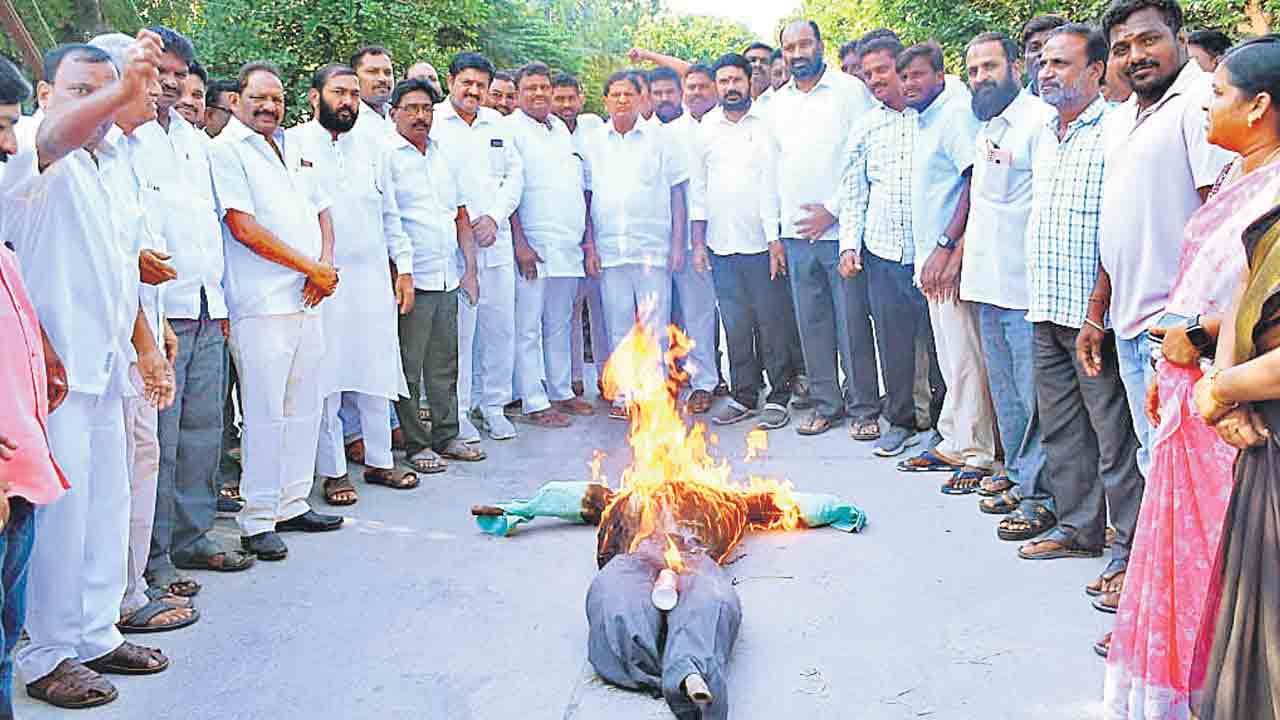 Farmers | కాంగ్రెస్‌పై కర్షకుల కన్నెర్ర.. రైతుబంధు ఆపాలని ఈసీకి లేఖ రాయడంపై ఆగ్రహం