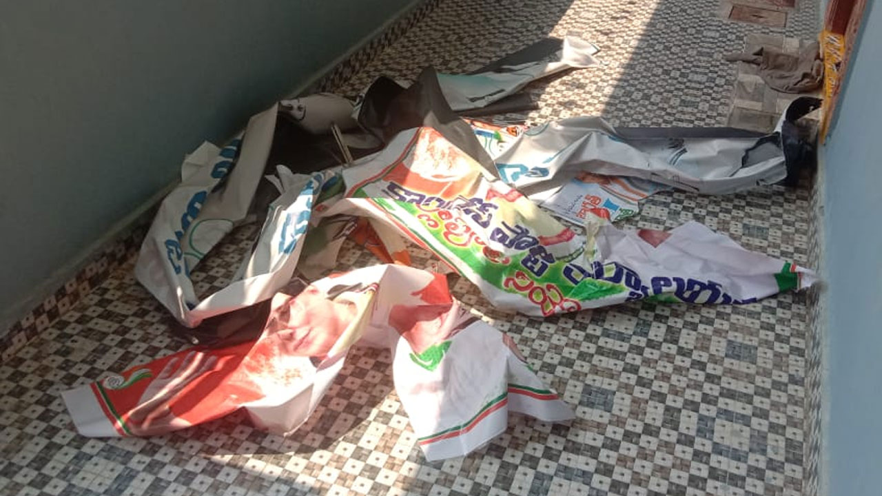 Revanth Reddy | కొల్లాపూర్‌ కాంగ్రెస్‌లో అసమ్మతి సెగలు.. రేవంత్ రెడ్డి ఫ్లెక్సీలు, కాంగ్రెస్‌ జెండాలు చించేసిన కార్యకర్తలు