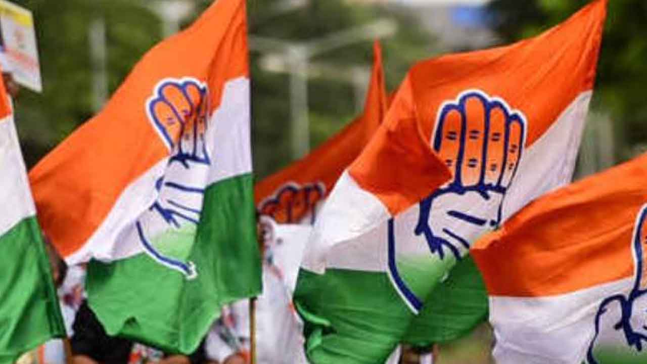 Telangana | పథకాలపై ప్రశ్నించాడని.. పరిగెత్తించి తరిమికొట్టిన కాంగ్రెస్‌ కార్యకర్తలు