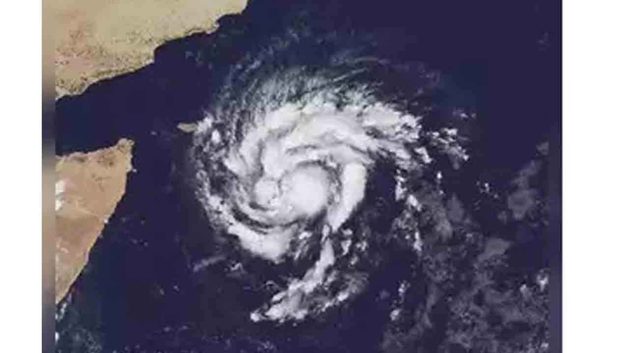 ముంచుకొస్తున్న జంట తుఫానులు