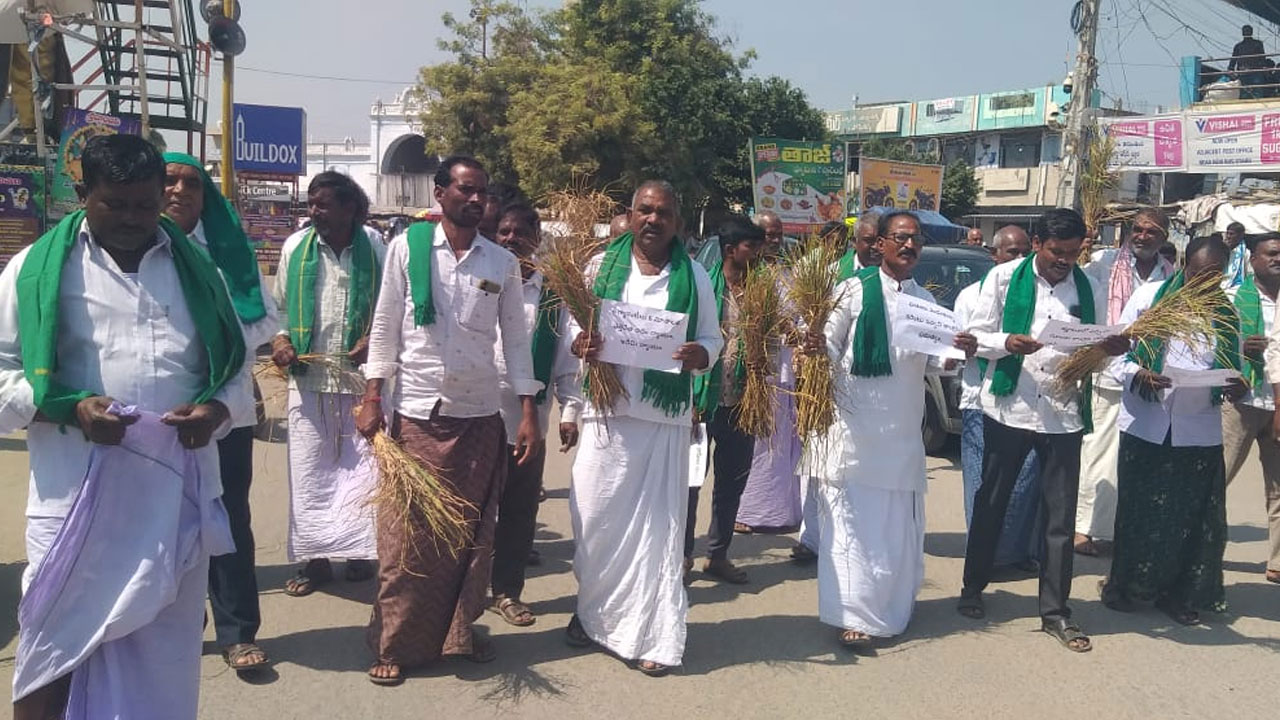 Karnataka | కాంగ్రెస్ను నమ్మి మేం మోసపోయాం.. మీరూ మోసపోకండి.. కర్ణాటక రైతన్నల రిక్వెస్ట్