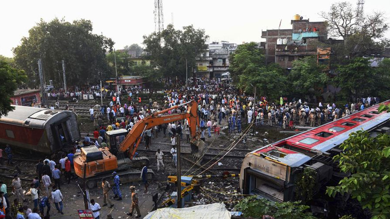 Bihar: బీహార్ రైలు ప్ర‌మాద‌ బాధితుల‌కు 10 ల‌క్ష‌ల ప‌రిహారం