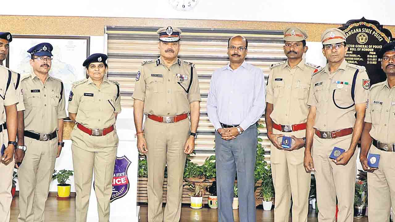 బుల్లెట్ల బ్యాగ్‌ను పట్టించిన సీసీ కెమెరాలు