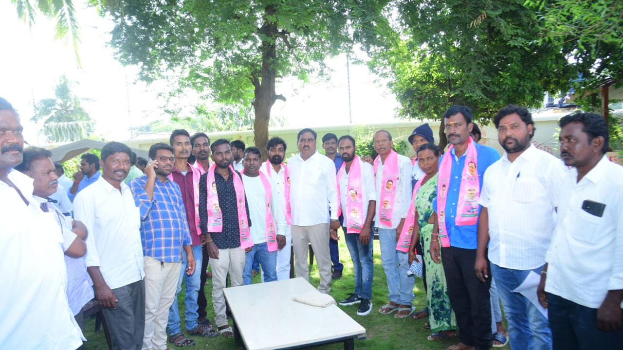 Minister Errabelli | బీఆర్‌ఎస్‌లో చేరిన కాంగ్రెస్ యువజన నాయకులు