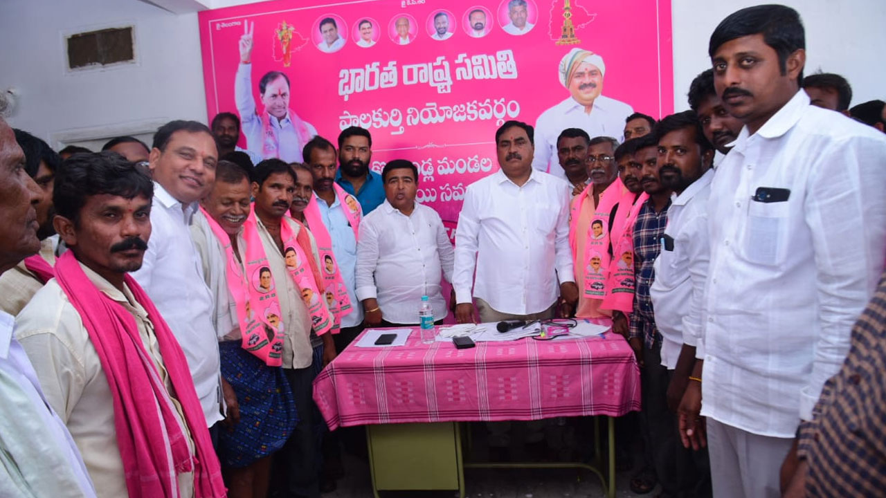 Minister Errabelli | మంత్రి ఎర్రబెల్లి సమక్షంలో బీఆర్‌ఎస్‌లో చేరిన యూత్ కాంగ్రెస్ నాయకులు