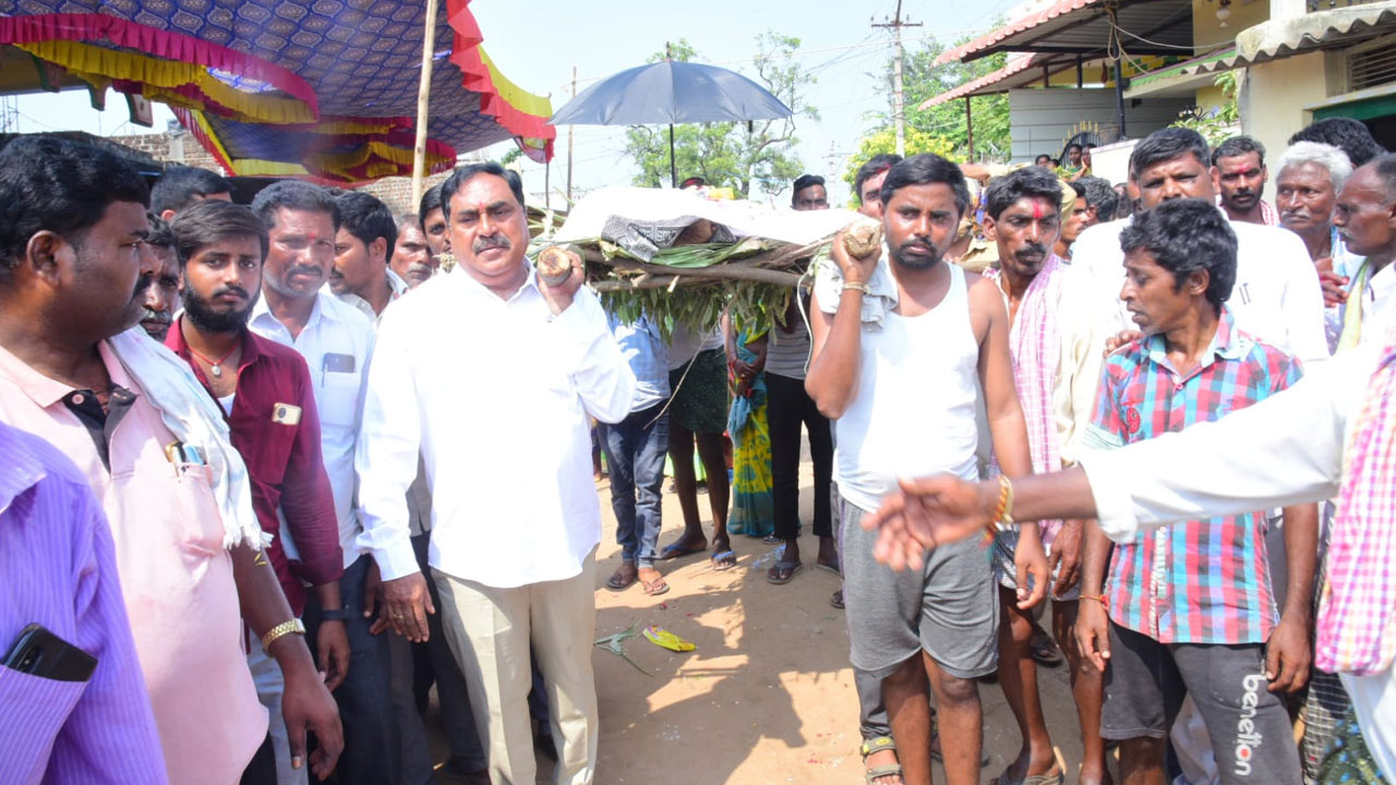 Minister Errabelli | బీఆర్‌ఎస్‌ పార్టీ కార్యకర్త పాడె మోసిన మంత్రి ఎర్రబెల్లి