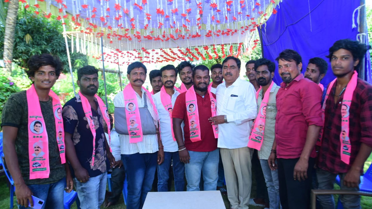Minister Errabelli | మంత్రి ఎర్రబెల్లి సమక్షంలో బీఆర్‌ఎస్‌లో భారీగా చేరికలు