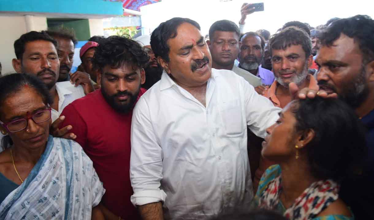 Minister Errabelli | బాధిత కుటుంబాలను పరామర్శించిన మంత్రి ఎర్రబెల్లి