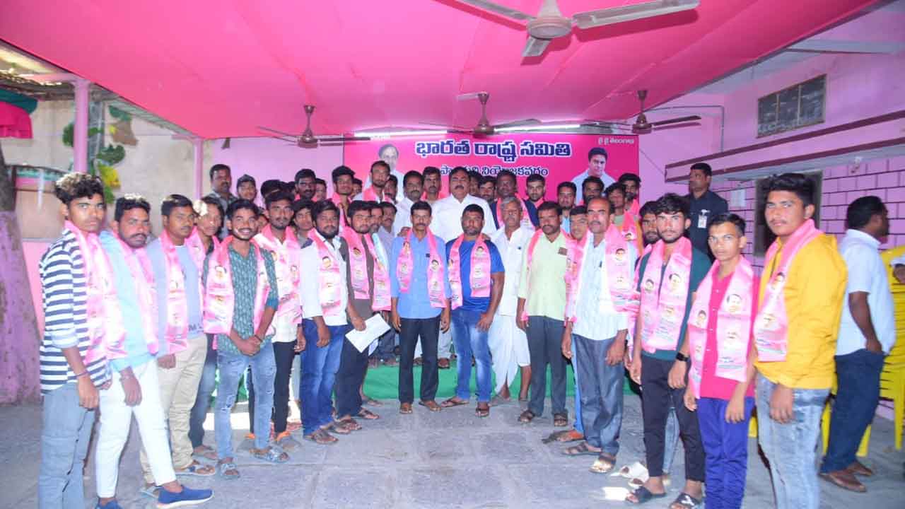 Minister Errabelli | మంత్రి ఎర్రబెల్లి సమక్షంలో బీఆర్‌ఎస్‌లోకి భారీగా వలసలు