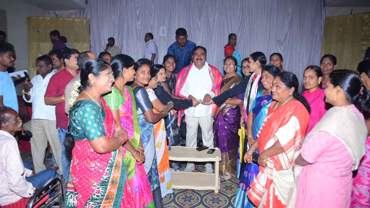 Minister Errabelli | మంత్రి ఎర్రబెల్లి నామినేషన్ ఖర్చులకు కుట్టుకూళ్ల పైసలు అందజేసిన మహిళలు
