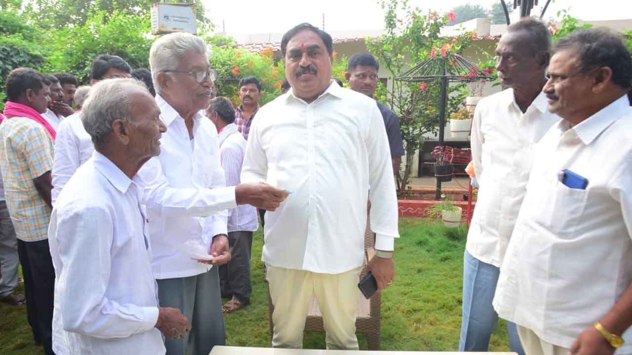 Minister Errabelli | మంత్రి ఎర్రబెల్లి నామినేషన్ ఖర్చులకు రూ.10వేలు విరాళంగా అందజేసిన రిటైర్డ్ టీచర్లు