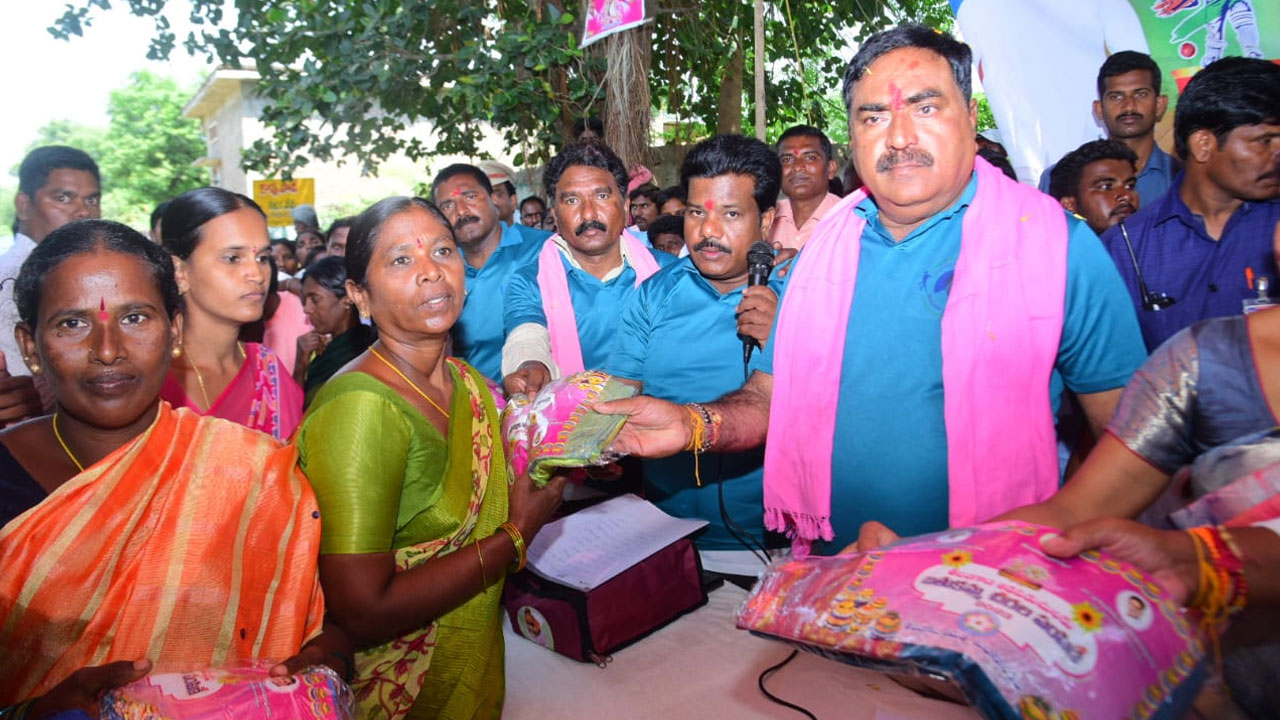 Minister Errabelli | బతుకమ్మ చీరల పంపిణీతో.. నేతన్నకు చేతినిండా పని : మంత్రి ఎర్రబెల్లి