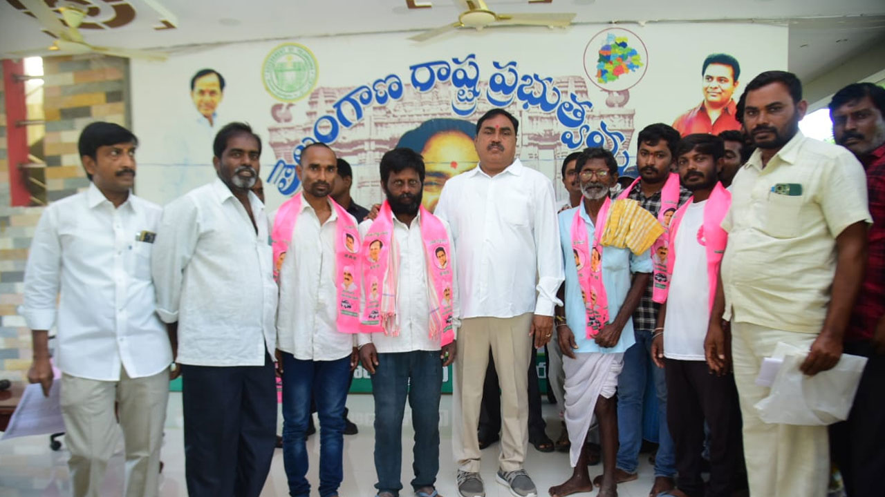 Minister Errabelli | కాంగ్రెస్‌ను వీడి మంత్రి ఎర్రబెల్లి సమక్షంలో బీఆర్‌ఎస్‌లో చేరికలు