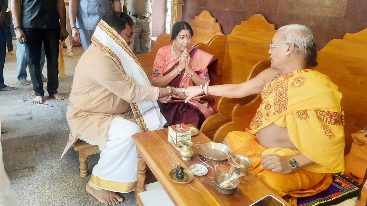 Minister Errabelli | విజయవాడ కనకదుర్గమ్మను దర్శించుకున్న మంత్రి ఎర్రబెల్లి దంపతులు