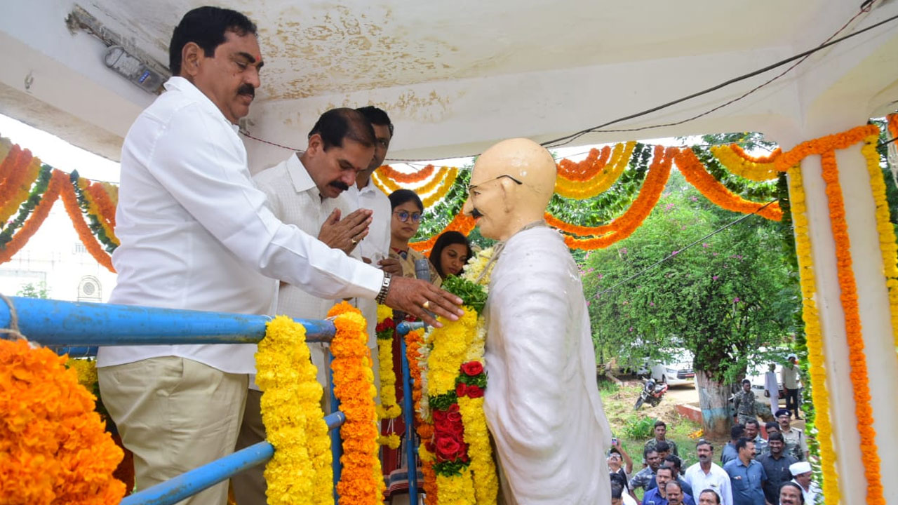 Minister Errabelli | గాంధీజీ ఆశయాలకు అనుగుణంగా సీఎం కేసీఆర్‌ పాలన : మంత్రి ఎర్రబెల్లి