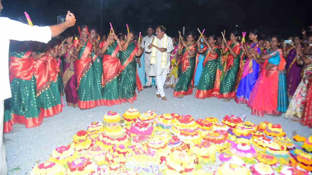 Errabelli Dayaker Rao | ఎంగిలిపూల బతుకమ్మ వేడుకల్లో ఎర్రబెల్లి దయాకర్ రావు