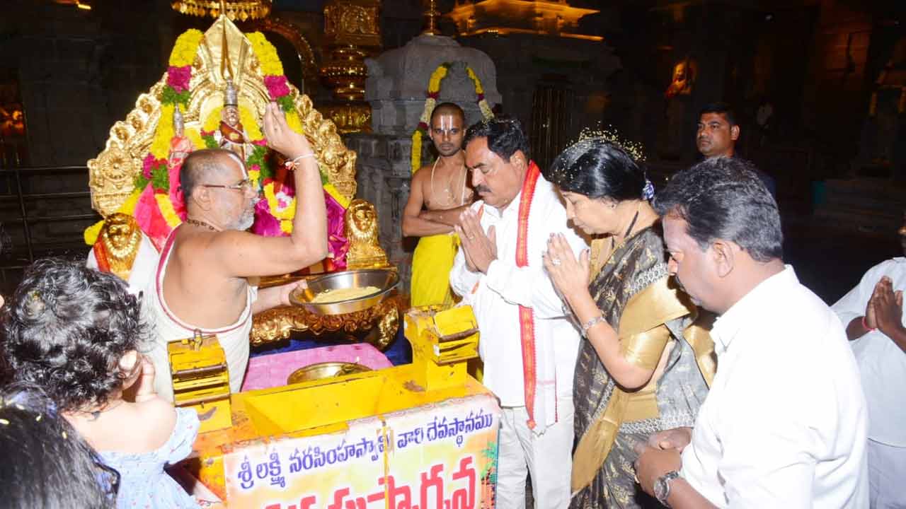 Errabelli Dayaker Rao | యాదాద్రి లక్ష్మీనరసింహ స్వామిని దర్శించుకున్న మంత్రి ఎర్రబెల్లి దంపతులు