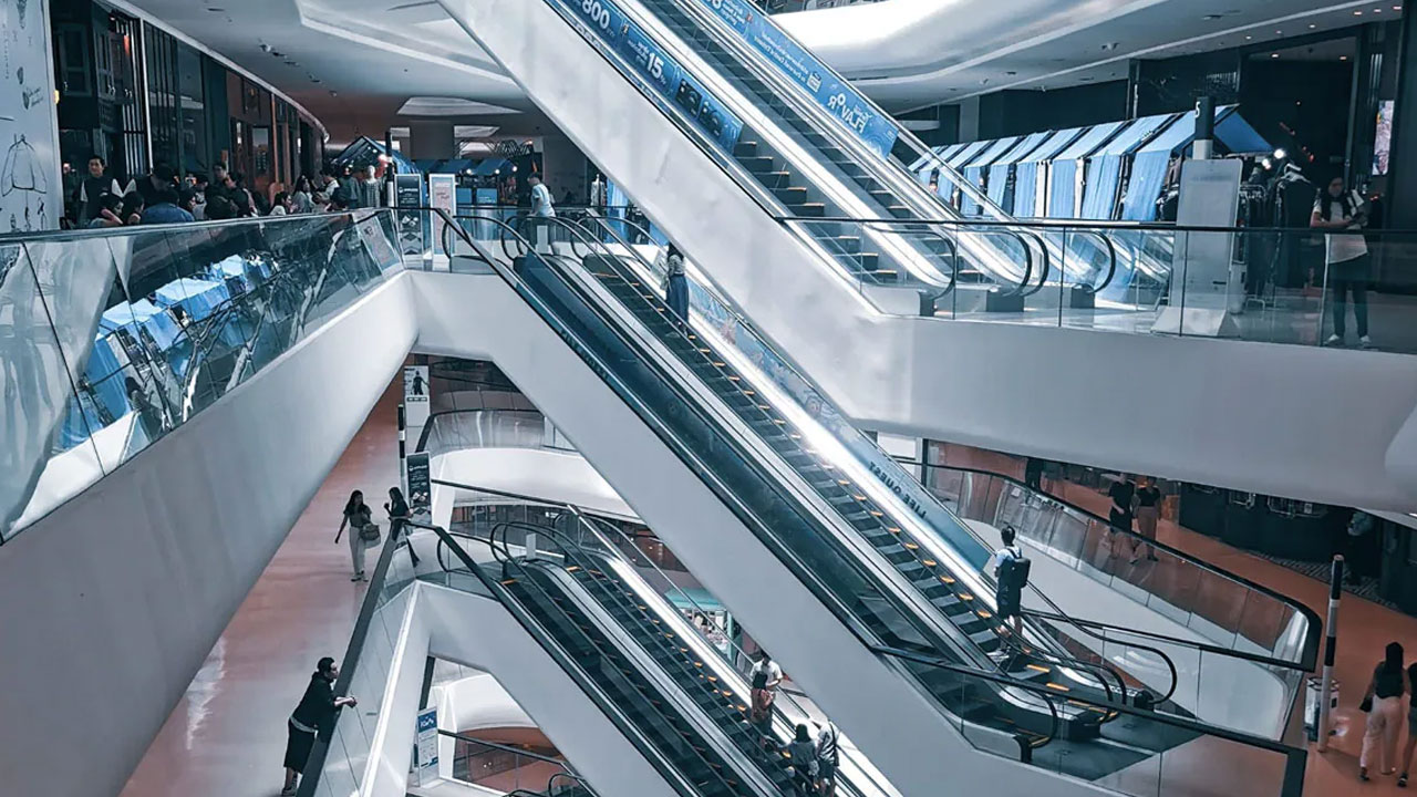 ఎస్కలేటర్లపై నడవడంపై నిషేధం