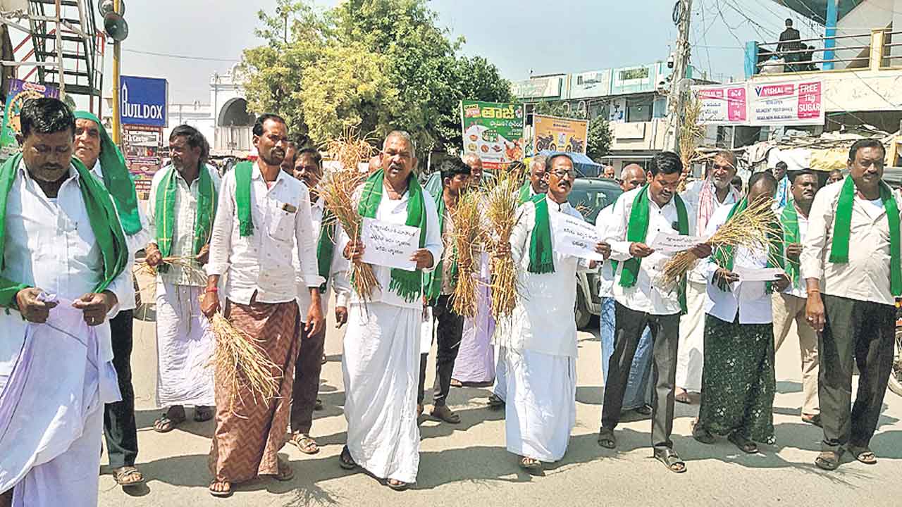 Karnataka Farmers | కాంగ్రెస్‌కు ఓటేస్తే మాకు పట్టినగతే.. హస్తం గుర్తుకు ఓటెయ్యొద్దంటూ గద్వాలలో కన్నడ రైతుల ఆందోళన