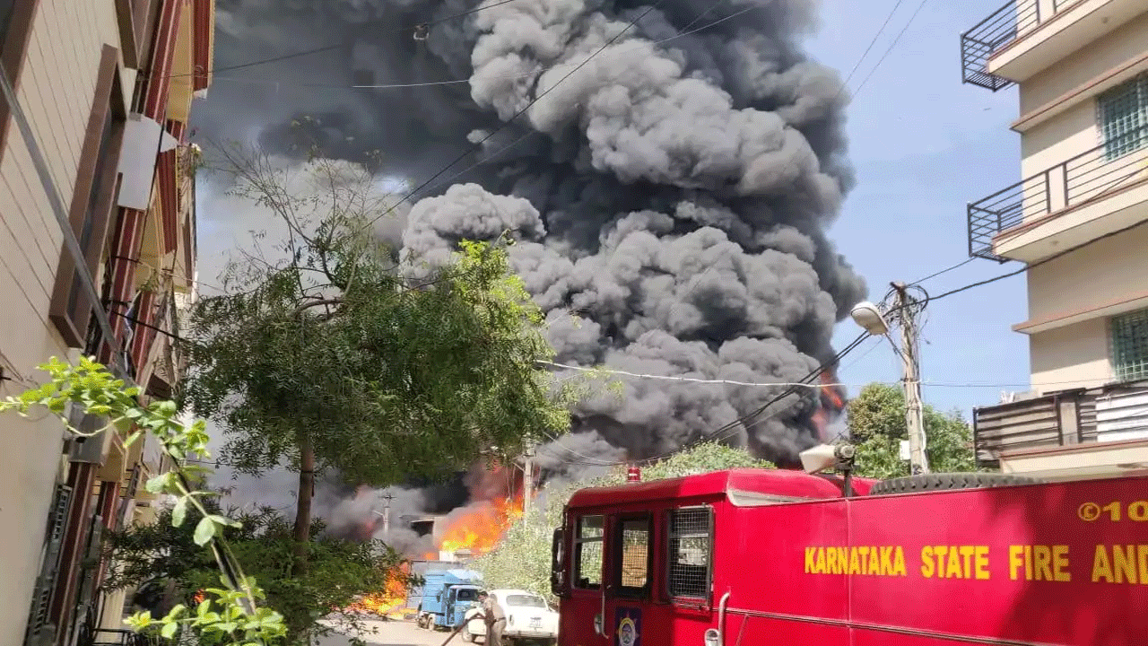 Fire Accident | బెంగ‌ళూర్‌లో భారీ అగ్నిప్ర‌మాదం : పార్కింగ్ స్ధ‌లంలో చెల‌రేగిన మంట‌లు