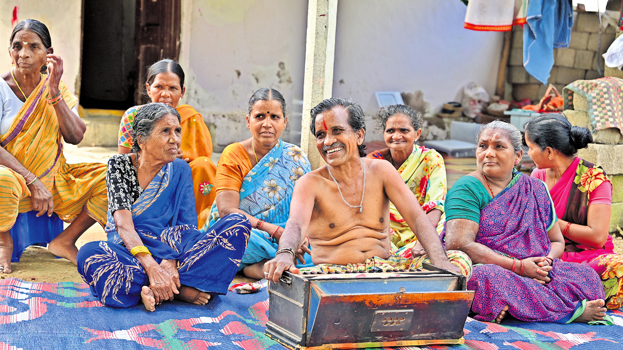 Public Voice | కేసీఆర్‌ మాకు దేవుడే!.. కరీంనగర్‌ జిల్లా చిందు కళాకారుడి మనసులో మాట