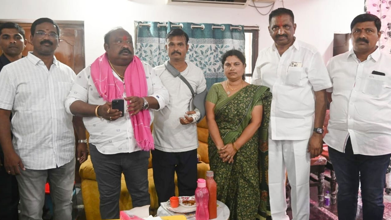 Minister Gangula | ప్రమాదంలో గాయపడ్డ పీఆర్ఓను పరామర్శించిన మంత్రి గంగుల