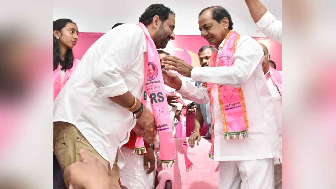 BRS | కరీంనగర్‌లో కాగ్రెస్‌కు షాక్‌..సీఎం కేసీఆర్‌ సమక్షంలో బీఆర్ఎస్‌లో చేరిన కొత్త జైపాల్ రెడ్డి, బీజేపీ కార్పొరేటర్లు