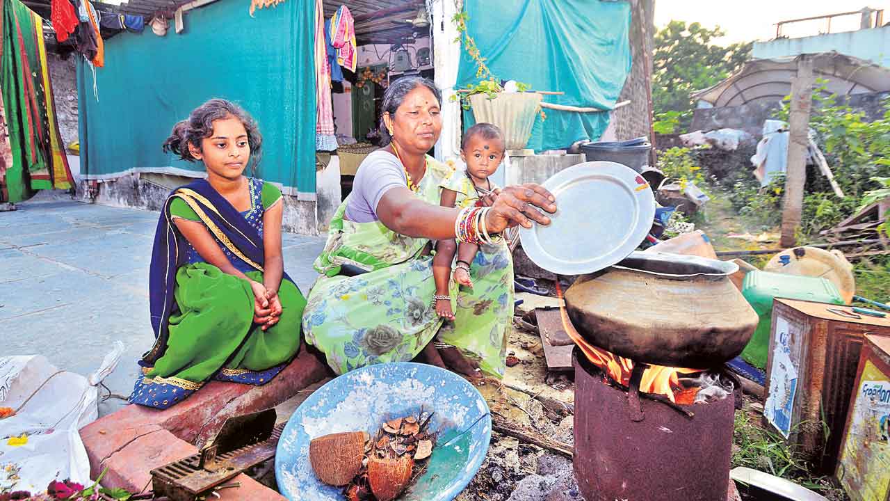 Gas Cylinder | రూ.400 కే సిలిండర్‌.. బీఆర్‌ఎస్‌ పార్టీ హామీతో పేదింటికి తప్పనున్న గ్యాస్‌ భారం..