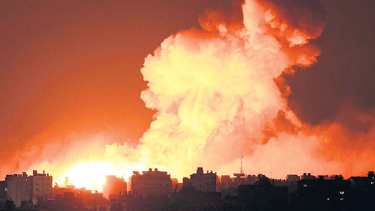 Israel-Hamas War | అంధకారంలో గాజా.. నిత్యావసరాలు సరఫరా కాకుండా దిగ్బంధించిన ఇజ్రాయెల్‌