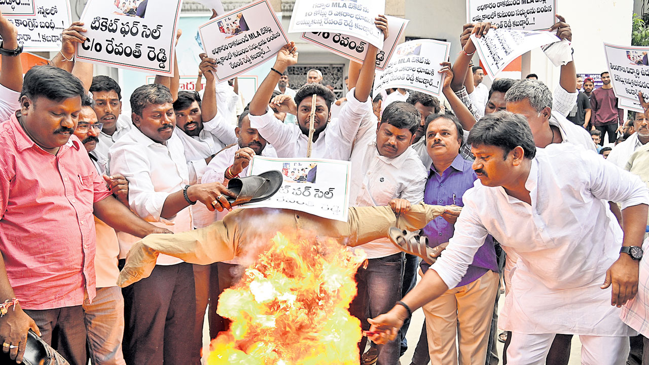 T Congress | కాంగ్రెస్లో అగ్గి రాజేసిన తొలి జాబితా.. రేవంత్ టికెట్లు అమ్ముకున్నాడంటూ పోటెత్తిన నిరసనలు