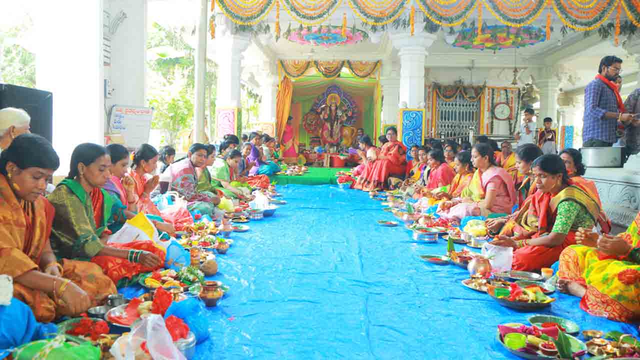 కొనసాగుతున్న దుర్గాదేవీ నవరాత్రోత్సవాలు