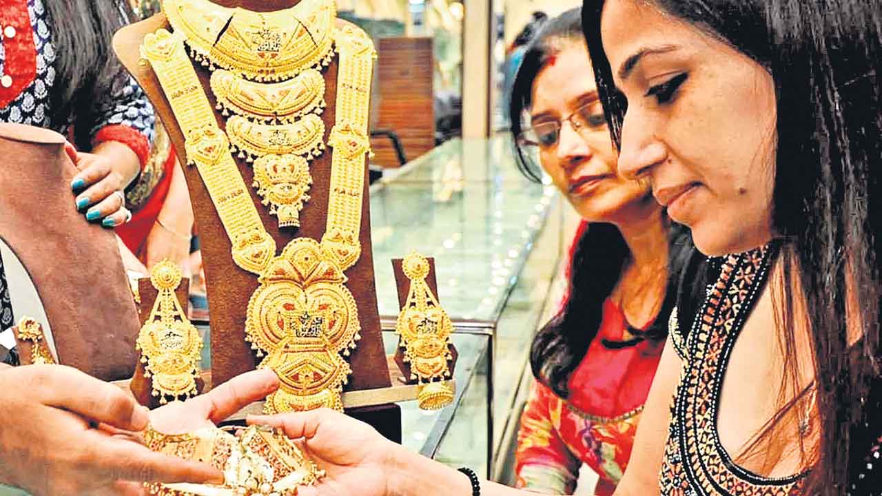 పసిడికి పండుగ కళ