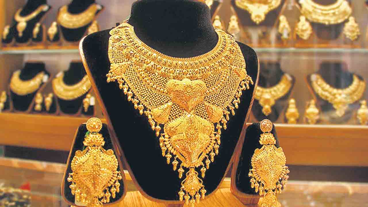 Gold Rate | పండుగ సీజన్‌లో భారీగా దిగొస్తున్న బంగారం ధరలు..  10 రోజుల్లో 2,500 డౌన్‌
