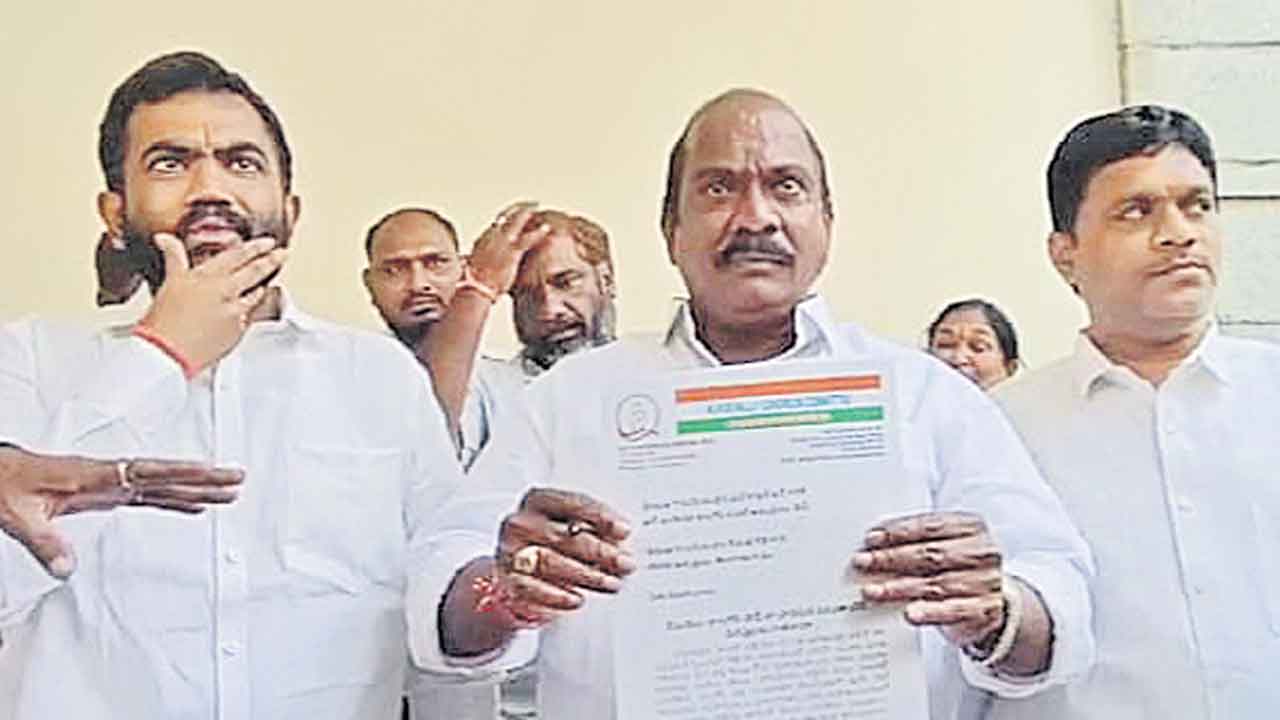 కోట్లు తీసుకుని బయటవాళ్లకు టికెట్‌ ఇచ్చారు.. కాంగ్రెస్‌ అధిష్ఠానంపై వెంగళరావు ఫైర్‌