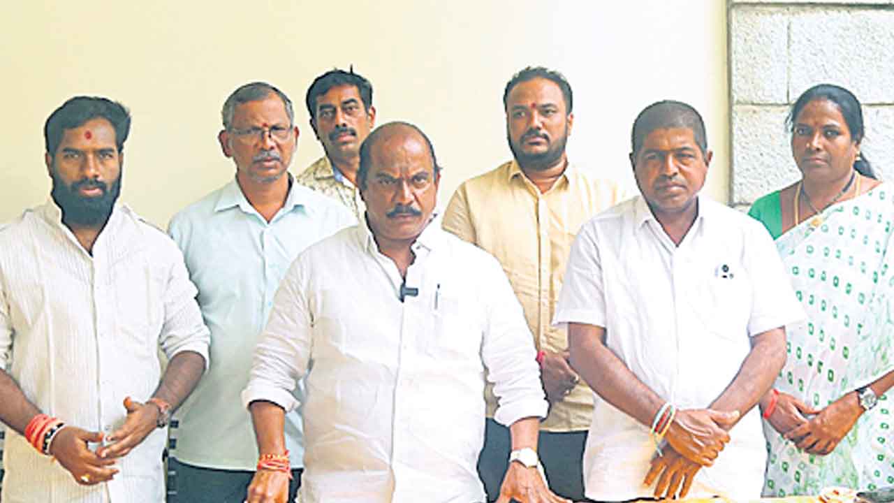 పీసీసీ నేతలు దొంగల ముఠాగా మారారు..